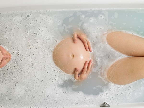 Phụ nữ mang thai không nên tắm trong bồn tắm