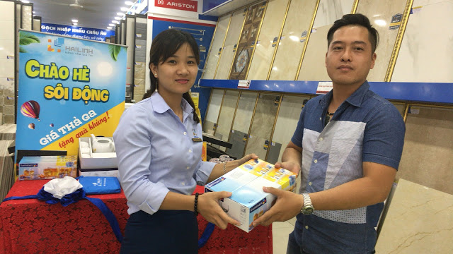 Khách hàng nhận quà khi mua hàng tại Hải Linh