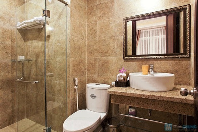 Phòng tắm sang trọng với chậu rửa mặt cao cấp