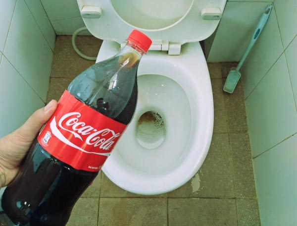 Meo lam sach bon cau bang Cocacola