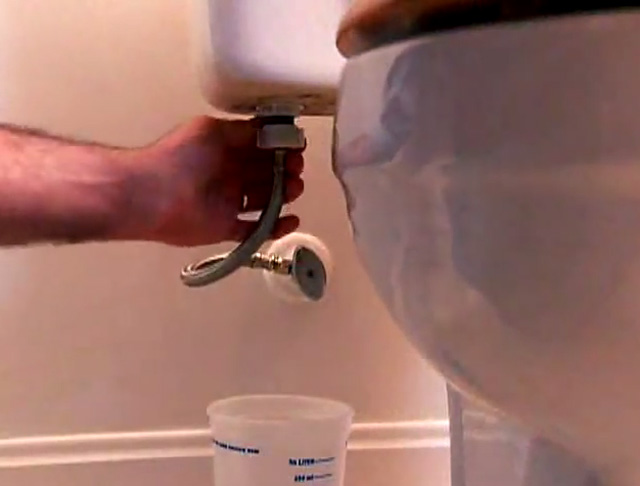 Bon cau TOTO bi ri nuoc