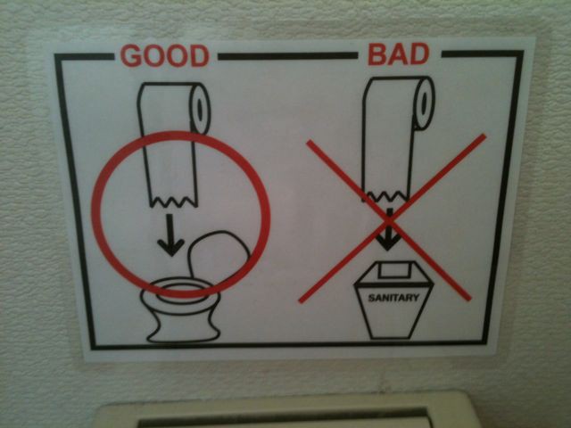 co-nen-bo-giay-vao-nha-ve-sinh có nên bỏ giấy vào bồn cầu