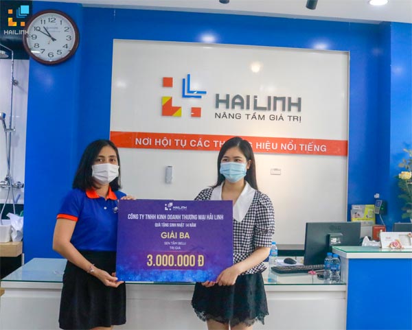 Hai Linh trao giai ba cho khach hang