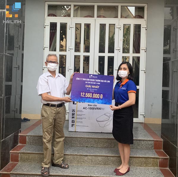 Hai Linh tang qua giai nhat thu nhat cho khach hang