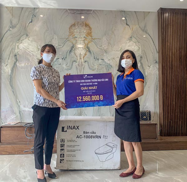 Hai Linh tang qua tang thu 2 cho khach hang