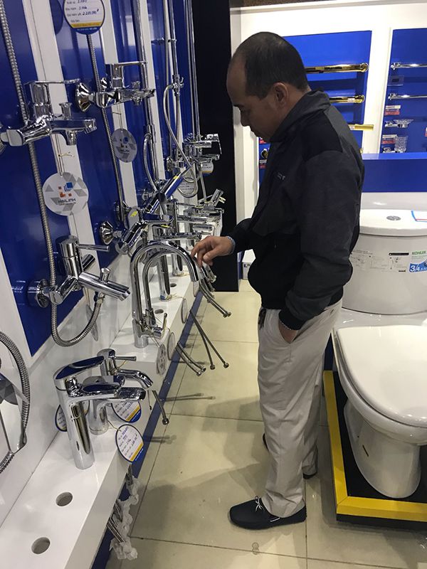 khach-hang-mua-thiet-bi-ve-sinh-tai-hai-linh-2 khach-hang-mua-thiet-bi-ve-sinh