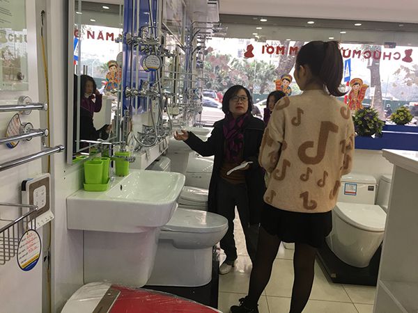 khach-hang-mua-thiet-bi-ve-sinh-tai-hai-linh-3 khach-hang-mua-thiet-bi-ve-sinh-tai-hai-linh