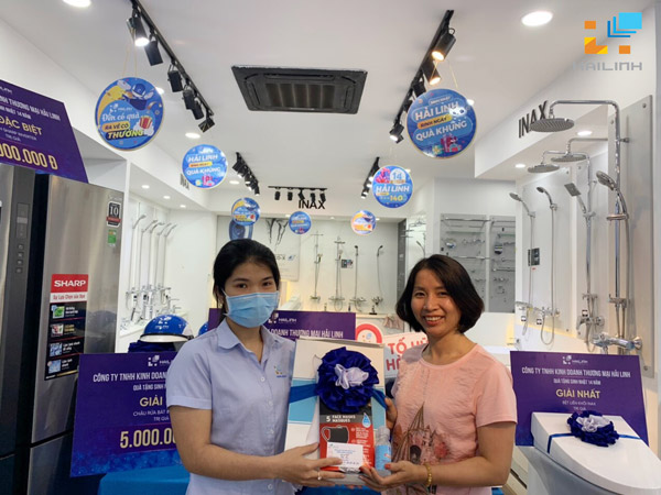 khach-hang-nhan-qua-hai-lin Khach hang nhan qua tai Hai Linh