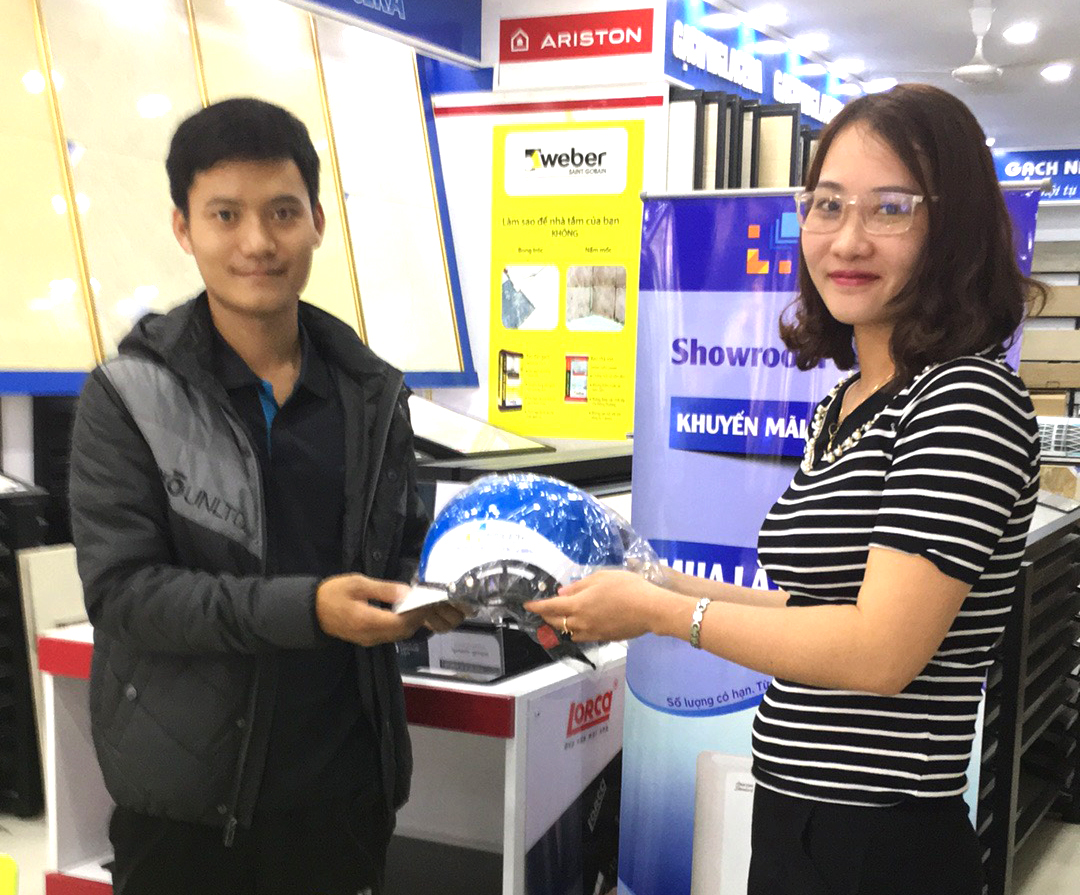 Khách hàng nhận quà khi mua hàng tại Hải Linh