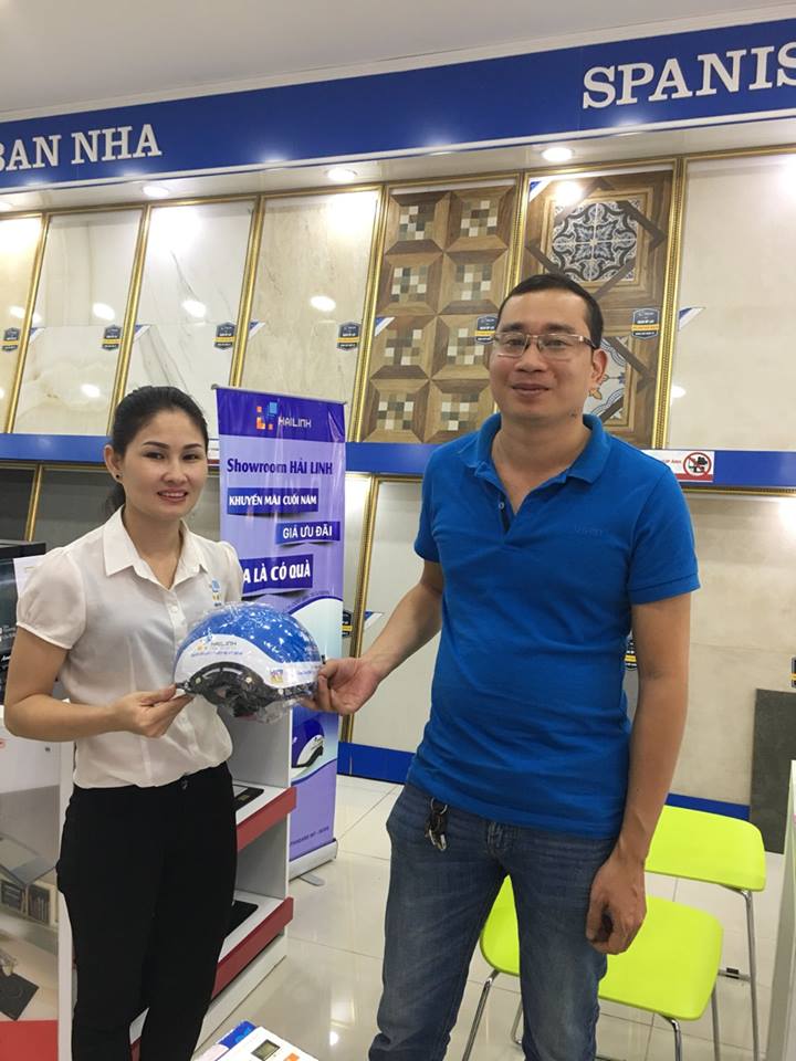 khách hàng nhận qua khi mùa hàng tại hải linh