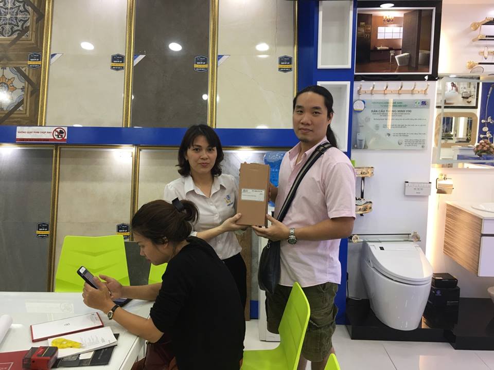 khach-hang-nhan-qua-khi-mua-hang-tai-hai-linh12-3 không khí mua hàng tại hải linh