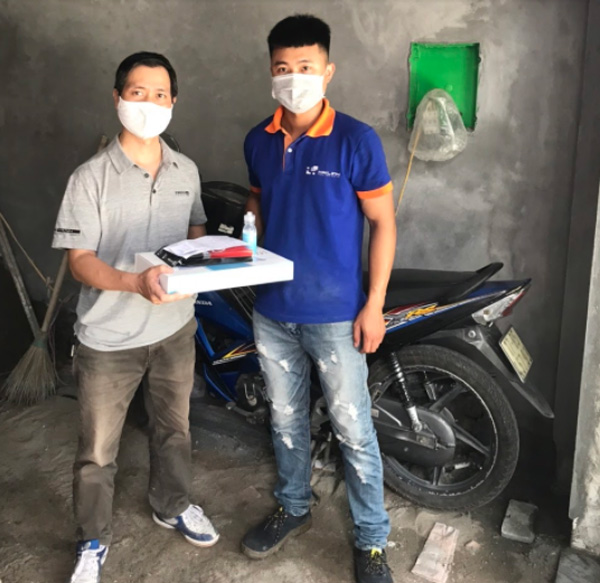 Khach hang nhan qua tai nha