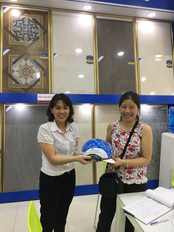 khach-hang-nhan-qua-tai-showroom-hai-linh2-2 khách hàng nhận quà tặng tại hải linh