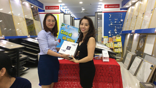 khach-hang-nhan-qua-tang-tai-hai-linh1-2 Khách hàng nhận quà tặng trong chương trình khuyến mãi hề 2018