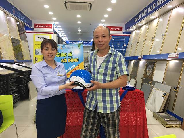 khach-hang-nhan-qua-tang-tai-hai-linh3-1 Khách hàng nhận quà tặng trong chương trình khuyến mãi hề 2018