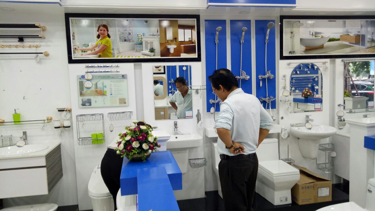 Không khí mua thiết bị vệ sinh tại hải linh