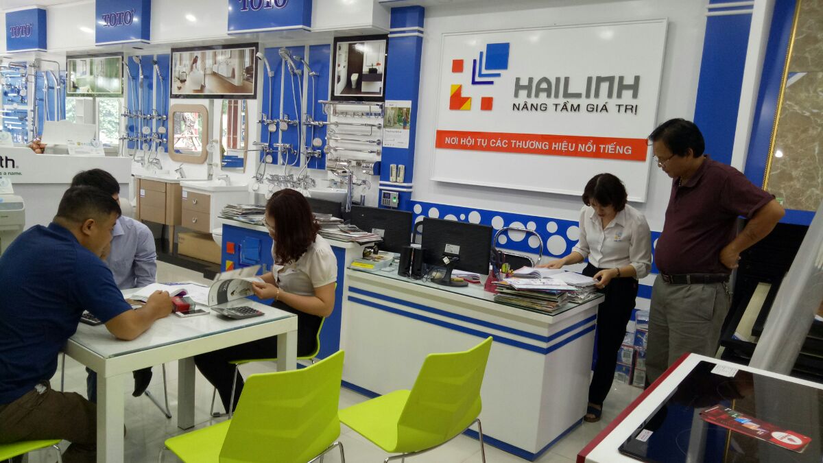 khach-mua-hang-tai-showroom-hai-linh1 nhộn nhịp khách mua hàng tại hải linh