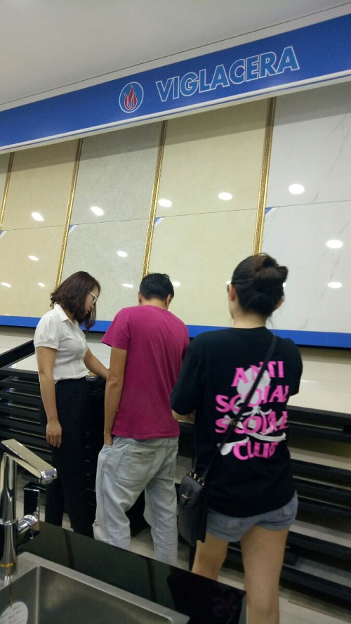 khach-mua-hang-tai-showroom-hai-linh3 nhộn nhịp khách mua hàng tại hải linh