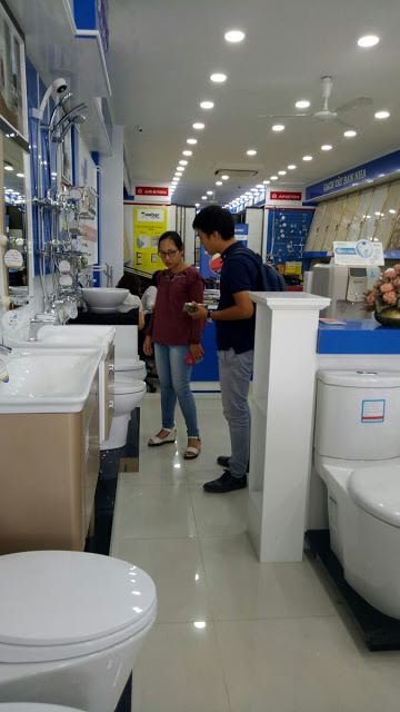 khach-nam-mua-qua-tang-me-ngay-20-10 không khí nhộn nhịp trước ngày 20/10 tại showroom hải linh