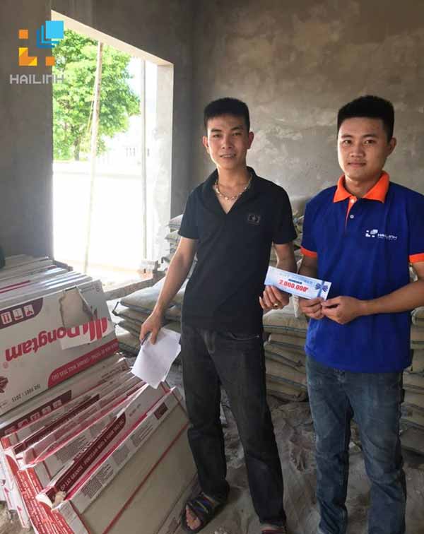 khach-nhan-voucher-2-trieu