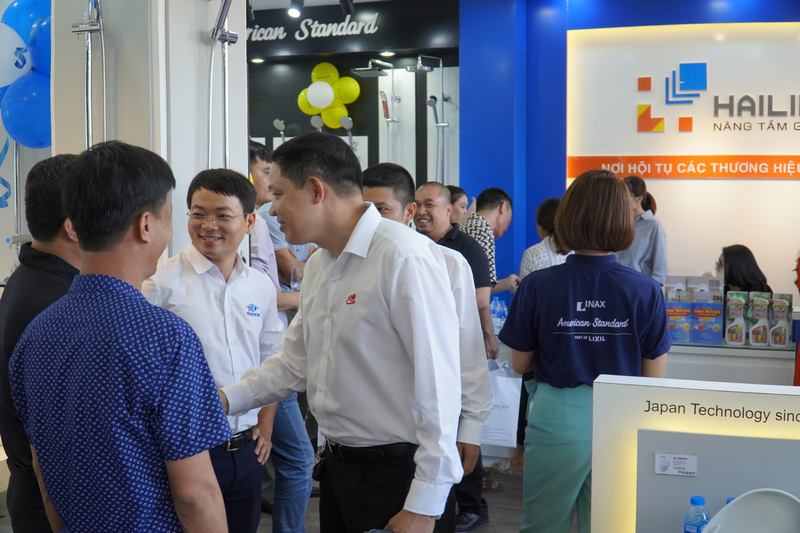 khai-truong-hai-linh-ha-dong-120 Mua bon cau TOTO tai Showroom Hai Linh