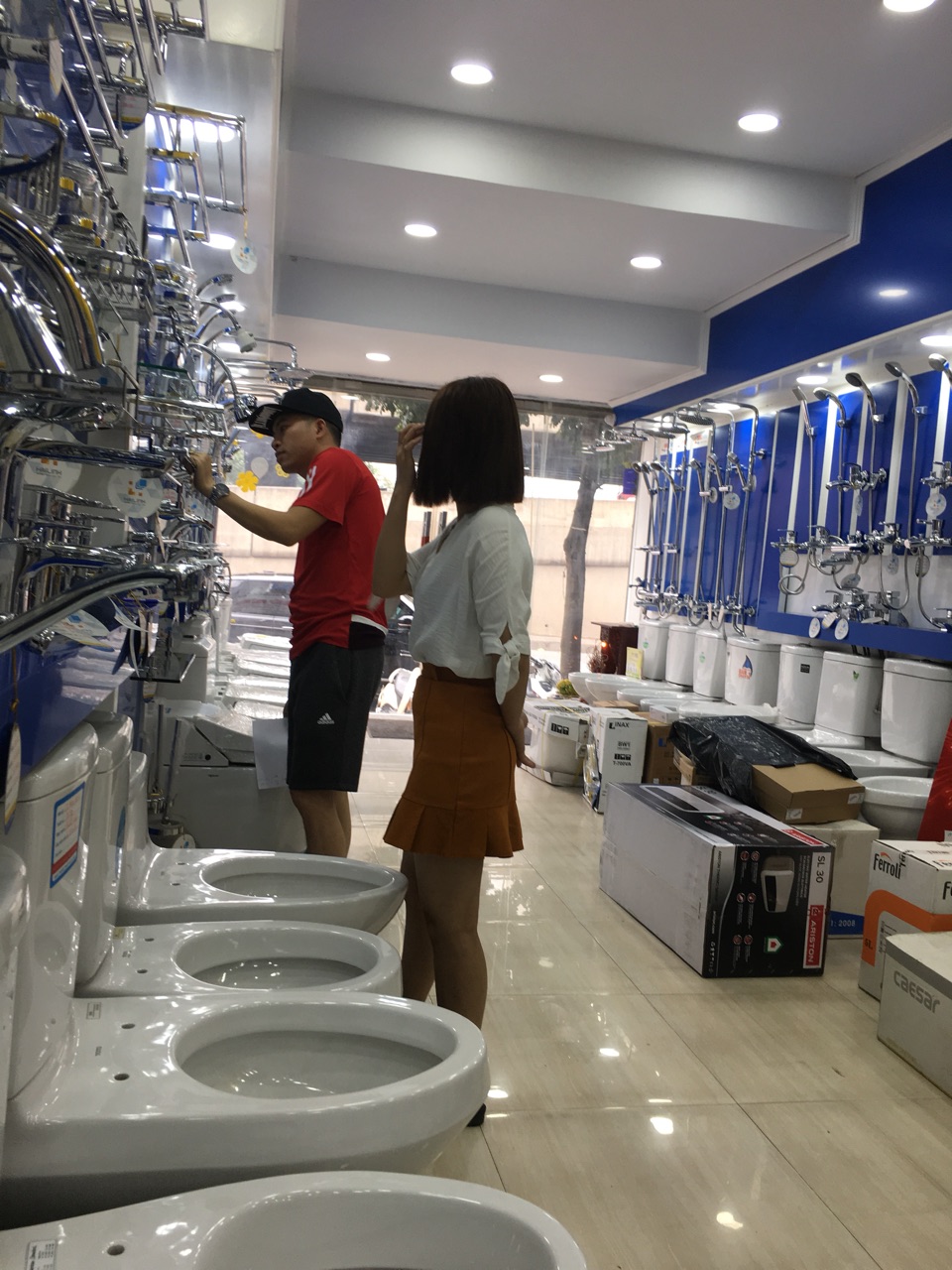 không gian mua hàng tại showroom