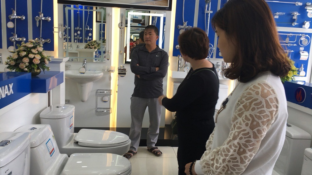 khách hàng mua hàng tại hải linh