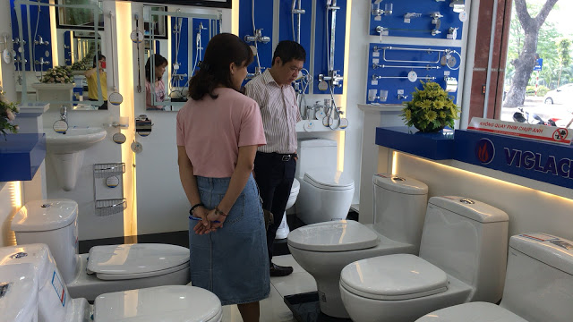 khong-gian-mua-hang-tai-hai-linh3-1 không khí khách mua hàng tại showroom hải linh