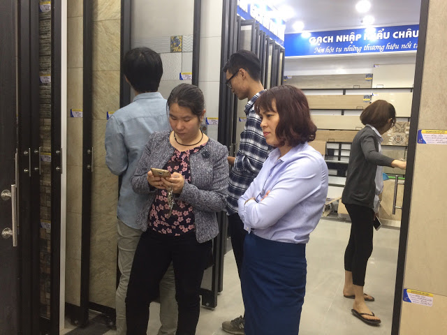 khong-khi-mua-hang-tai-hai-linh1-2 showroom hải linh tấp nập khách mua hàng