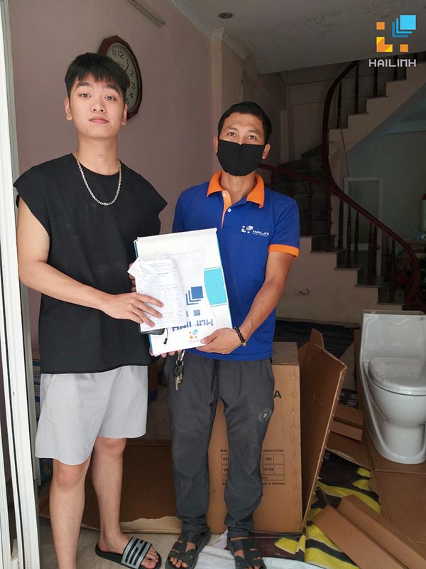 Khach hang dat hang online nhan qua Hai Linh tai nha