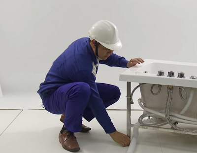 Lắp đặt bồn tắm TOTO trên một mặt phẳng