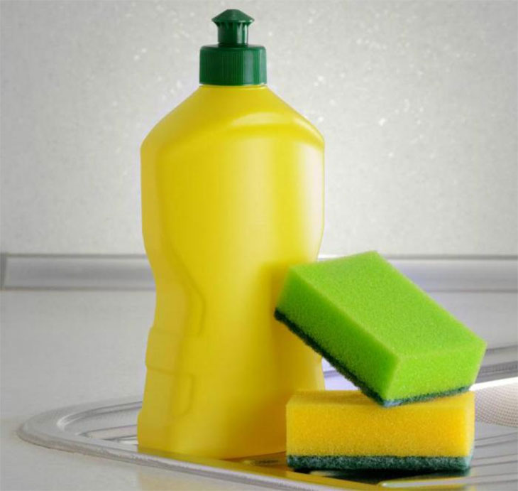 làm sạch về ồ bằng nước rửa chén