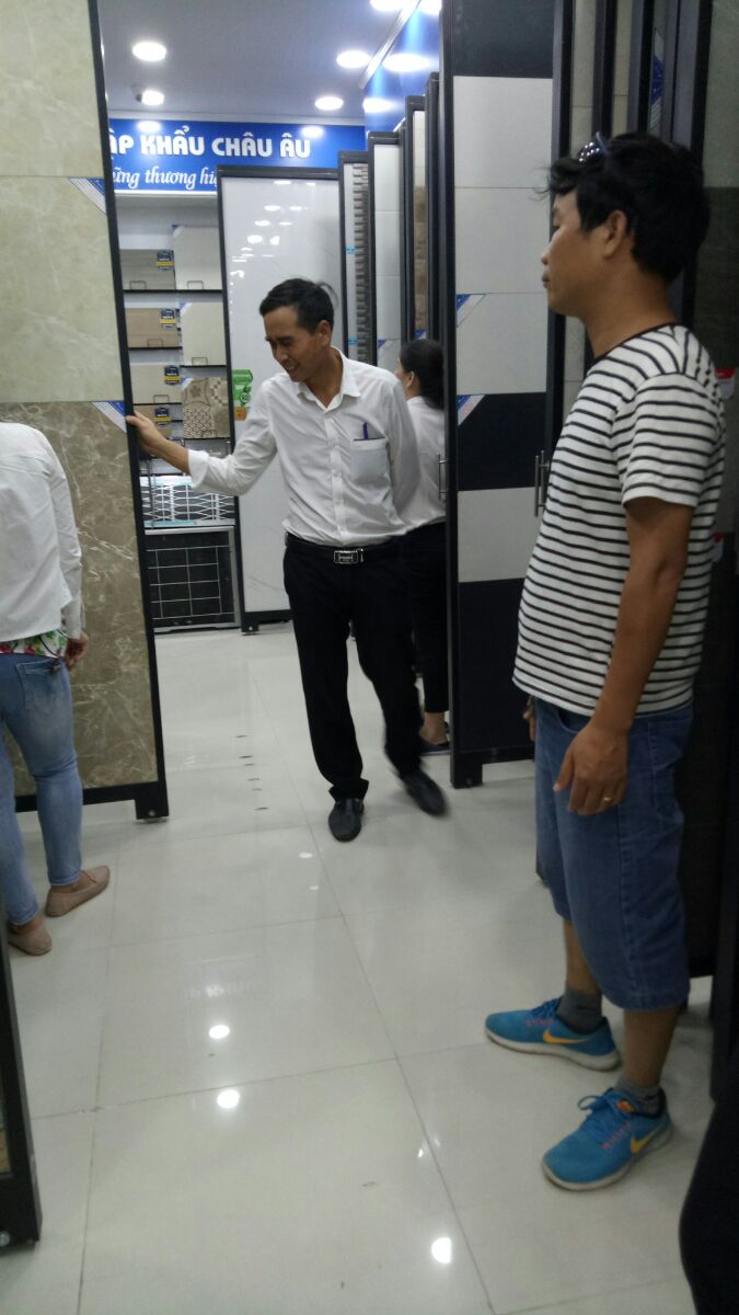 nhon-nhip-khach-mua-hang-tai-showroom-hai-linh3 tấp nập khách mua hàng tại hải linh