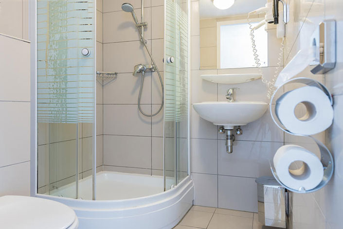 phong-mau-voi-chau-rua-lavabo-toto-lt3000 phòng mẫu chậu rửa treo tường toto LT300C