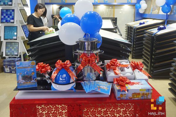 qua-tang-khai-truong