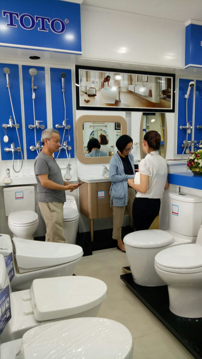 san-thiet-bi-ve-sinh-toto-trong-mua-giam-gia-2 Tấp nập khách hàng mua thiết bị vệ sinh TOTO tại hải linh