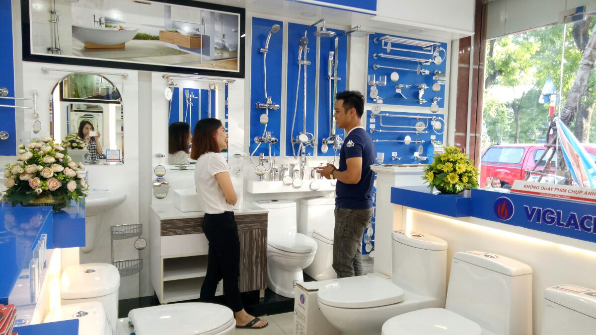 tap-nap-khach-mua-hang-tai-hai-linh-2 mua hàng tại hải linh tặng ngay mũ bảo hiểm